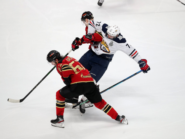 Хет-трик Найта выводит вперёд в серии! «Авангард» всухую победил «Магнитку» в пятом матче
Хет-трик Найта выводит вперёд в серии! «Авангард» всухую победил «Магнитку» в пятом матче