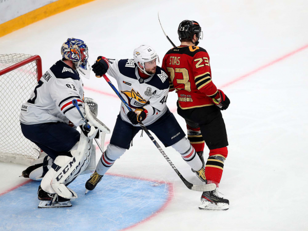 Хет-трик Найта выводит вперёд в серии! «Авангард» всухую победил «Магнитку» в пятом матче
Хет-трик Найта выводит вперёд в серии! «Авангард» всухую победил «Магнитку» в пятом матче