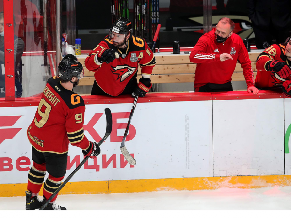 Хет-трик Найта выводит вперёд в серии! «Авангард» всухую победил «Магнитку» в пятом матче
Хет-трик Найта выводит вперёд в серии! «Авангард» всухую победил «Магнитку» в пятом матче