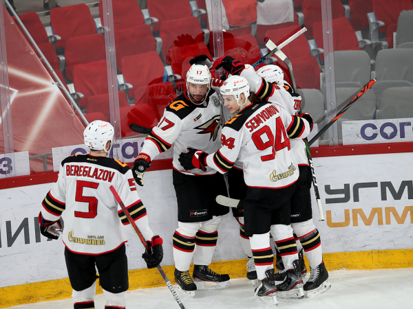 
        Решающий гол Белоусова за минуту до сирены. «Авангард» уступил «Автомобилисту» в третьем матче серии
      