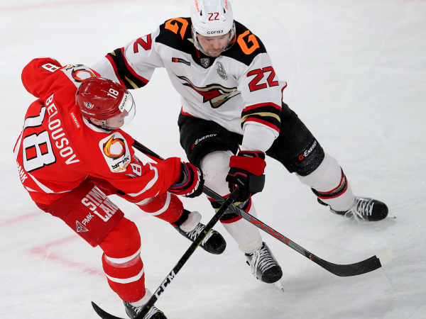 
        «У нас было много моментов, не удавалось их реализовать». Хохлачёв и Хартли после третьего матча серии с «Автомобилистом»
      