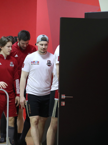 Хет-трик Найта выводит вперёд в серии! «Авангард» всухую победил «Магнитку» в пятом матче
Хет-трик Найта выводит вперёд в серии! «Авангард» всухую победил «Магнитку» в пятом матче