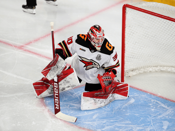 
        «У нас было много моментов, не удавалось их реализовать». Хохлачёв и Хартли после третьего матча серии с «Автомобилистом»
      