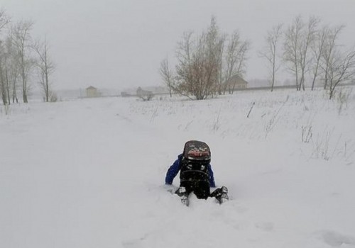 В администрации омского поселения удивились дороге, по которой ребёнок полз в школу