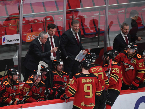 Хет-трик Найта выводит вперёд в серии! «Авангард» всухую победил «Магнитку» в пятом матче
Хет-трик Найта выводит вперёд в серии! «Авангард» всухую победил «Магнитку» в пятом матче