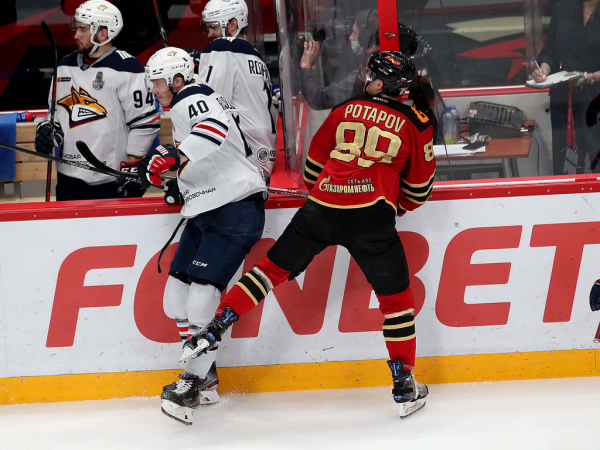 Хет-трик Найта выводит вперёд в серии! «Авангард» всухую победил «Магнитку» в пятом матче
Хет-трик Найта выводит вперёд в серии! «Авангард» всухую победил «Магнитку» в пятом матче