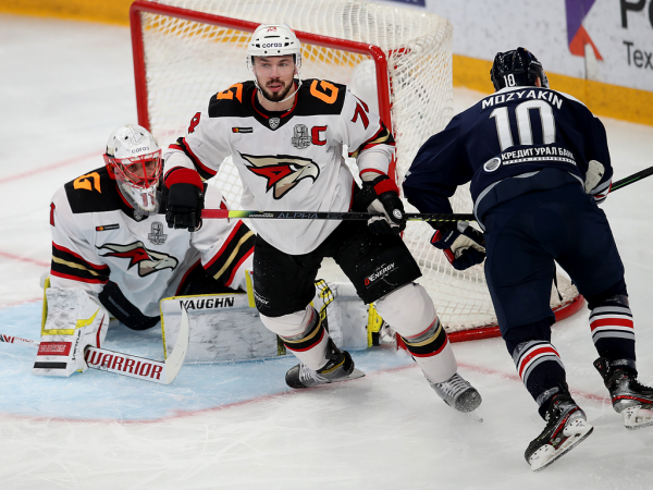 
        «Сухарь» Грубеца и три гола! «Авангард» победил «Металлург» в третьем матче серии
      