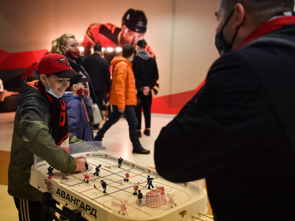 Хет-трик Найта выводит вперёд в серии! «Авангард» всухую победил «Магнитку» в пятом матче
Хет-трик Найта выводит вперёд в серии! «Авангард» всухую победил «Магнитку» в пятом матче