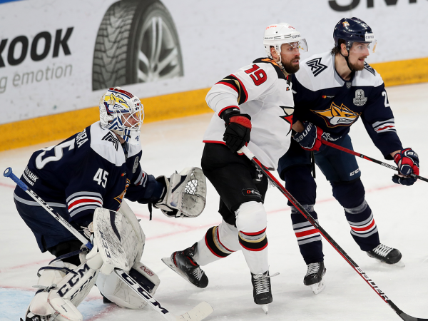 
        «Сухарь» Грубеца и три гола! «Авангард» победил «Металлург» в третьем матче серии
      