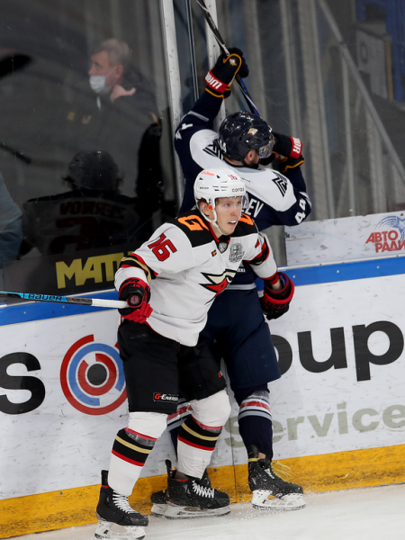 
        «Сухарь» Грубеца и три гола! «Авангард» победил «Металлург» в третьем матче серии
      