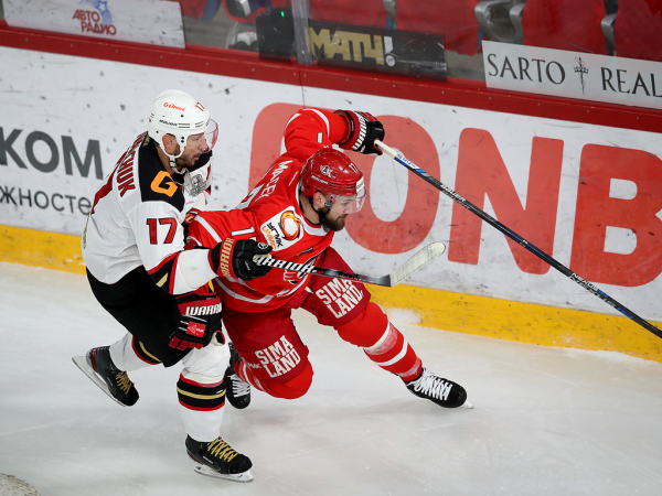 
        «У нас было много моментов, не удавалось их реализовать». Хохлачёв и Хартли после третьего матча серии с «Автомобилистом»
      