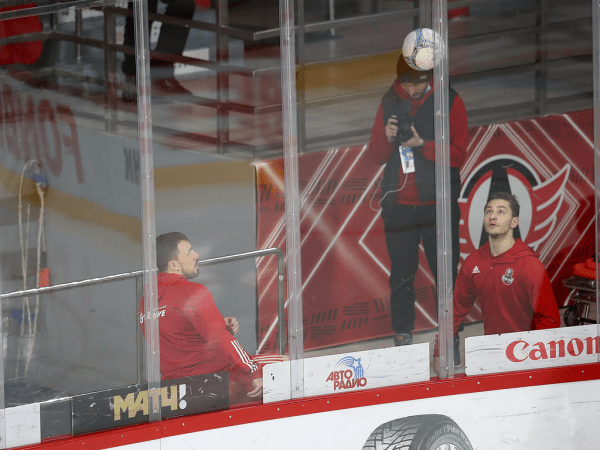 
        Решающий гол Белоусова за минуту до сирены. «Авангард» уступил «Автомобилисту» в третьем матче серии
      