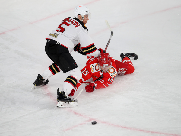 
        «У нас было много моментов, не удавалось их реализовать». Хохлачёв и Хартли после третьего матча серии с «Автомобилистом»
      