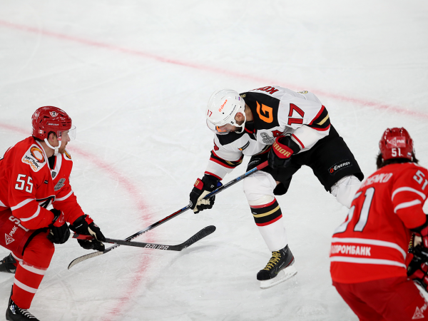 
        Решающий гол Белоусова за минуту до сирены. «Авангард» уступил «Автомобилисту» в третьем матче серии
      