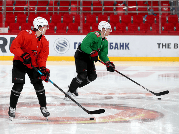 
        Заряжены на четвёртый матч | Алексей Емелин и Боб Хартли перед игрой (ВИДЕО+ФОТО)
      