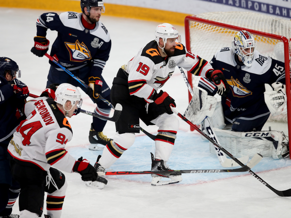 
        «Сухарь» Грубеца и три гола! «Авангард» победил «Металлург» в третьем матче серии
      