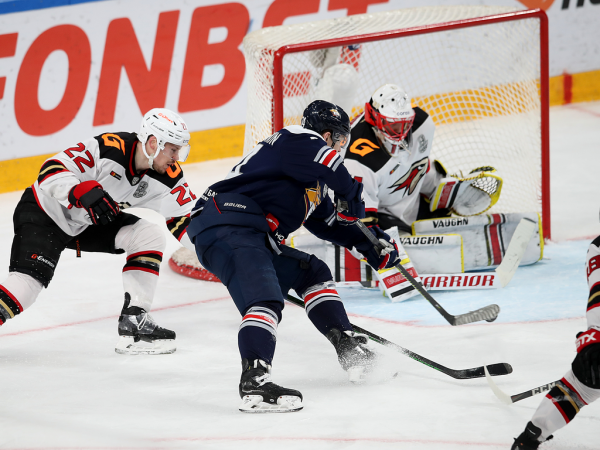 
        «Сухарь» Грубеца и три гола! «Авангард» победил «Металлург» в третьем матче серии
      