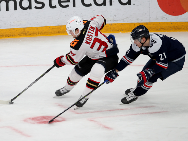 
        «Сухарь» Грубеца и три гола! «Авангард» победил «Металлург» в третьем матче серии
      