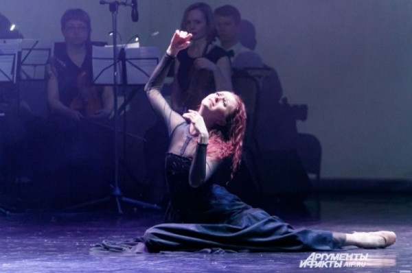 Откатали! В омском Музыкальном театре станцевали танцоры-колясочники