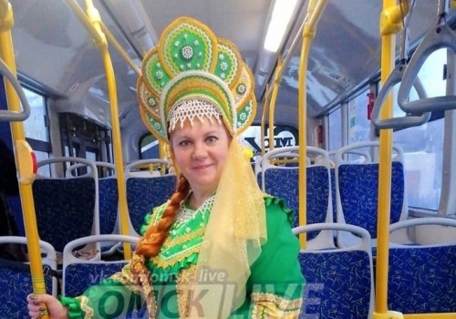 В Омске «стюардессу» сменила «девушка в кокошнике»