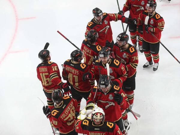 Хет-трик Найта выводит вперёд в серии! «Авангард» всухую победил «Магнитку» в пятом матче
Хет-трик Найта выводит вперёд в серии! «Авангард» всухую победил «Магнитку» в пятом матче