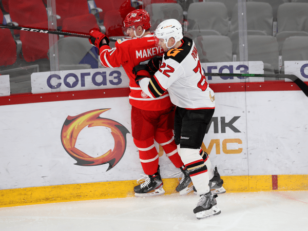 
        «У нас было много моментов, не удавалось их реализовать». Хохлачёв и Хартли после третьего матча серии с «Автомобилистом»
      