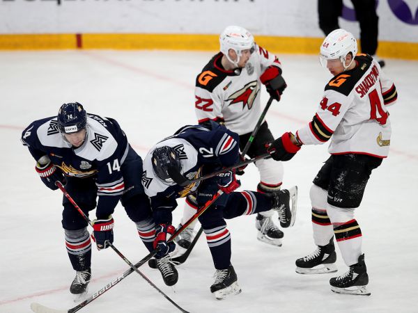 
        «Сухарь» Грубеца и три гола! «Авангард» победил «Металлург» в третьем матче серии
      