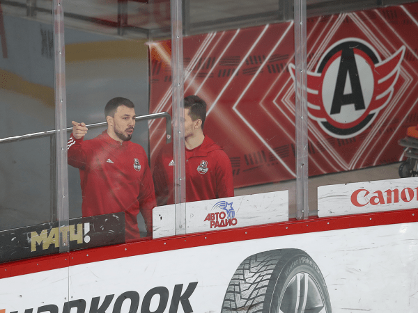 
        Решающий гол Белоусова за минуту до сирены. «Авангард» уступил «Автомобилисту» в третьем матче серии
      