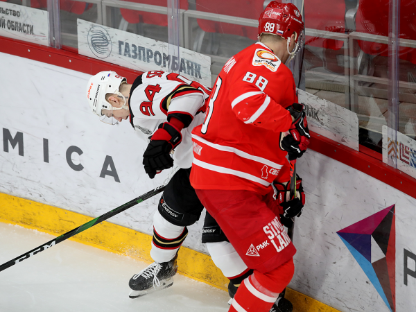 
        «У нас было много моментов, не удавалось их реализовать». Хохлачёв и Хартли после третьего матча серии с «Автомобилистом»
      