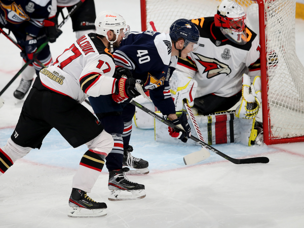 «Очень хорошо играли по системе, бились, блокировали броски». Комаров и Хартли после победы в третьем матче серии с «Металлургом»
«Очень хорошо играли по системе, бились, блокировали броски». Комаров и Хартли после победы в третьем матче серии с «Металлургом»