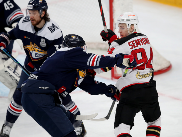 
        «Сухарь» Грубеца и три гола! «Авангард» победил «Металлург» в третьем матче серии
      