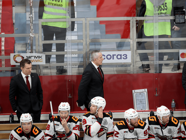 
        «У нас было много моментов, не удавалось их реализовать». Хохлачёв и Хартли после третьего матча серии с «Автомобилистом»
      