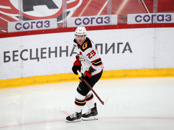 
        «У нас было много моментов, не удавалось их реализовать». Хохлачёв и Хартли после третьего матча серии с «Автомобилистом»
      