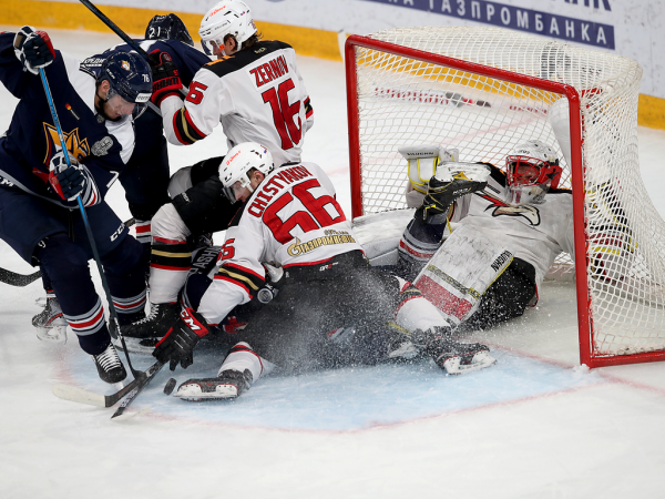 
        «Сухарь» Грубеца и три гола! «Авангард» победил «Металлург» в третьем матче серии
      