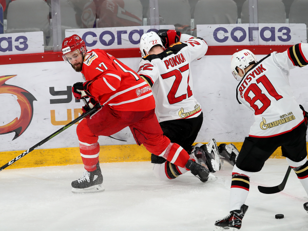 
        Решающий гол Белоусова за минуту до сирены. «Авангард» уступил «Автомобилисту» в третьем матче серии
      