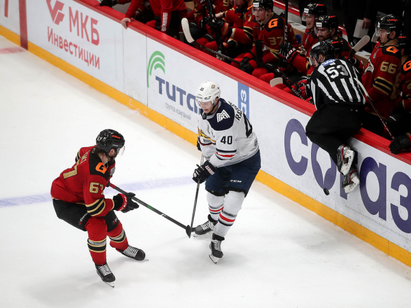 Хет-трик Найта выводит вперёд в серии! «Авангард» всухую победил «Магнитку» в пятом матче
Хет-трик Найта выводит вперёд в серии! «Авангард» всухую победил «Магнитку» в пятом матче