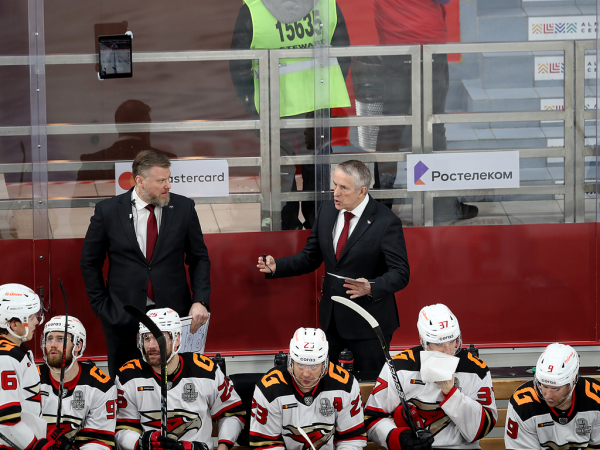 
        «У нас было много моментов, не удавалось их реализовать». Хохлачёв и Хартли после третьего матча серии с «Автомобилистом»
      