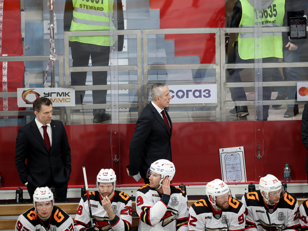 
        Решающий гол Белоусова за минуту до сирены. «Авангард» уступил «Автомобилисту» в третьем матче серии
      