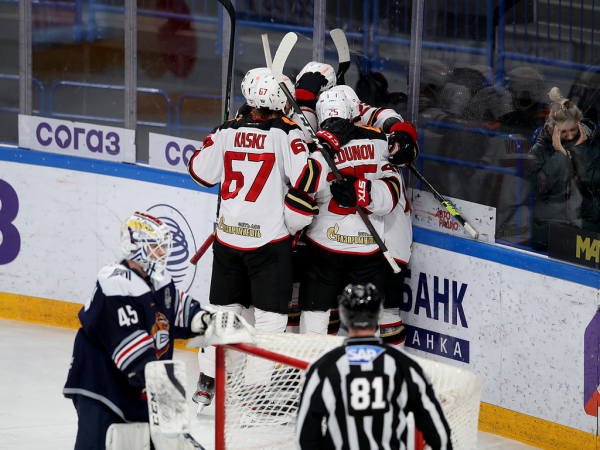 «Очень хорошо играли по системе, бились, блокировали броски». Комаров и Хартли после победы в третьем матче серии с «Металлургом»
«Очень хорошо играли по системе, бились, блокировали броски». Комаров и Хартли после победы в третьем матче серии с «Металлургом»