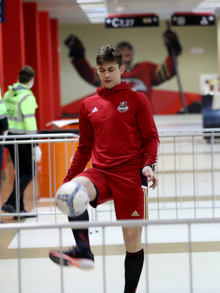 
        &laquo;Сухарь&raquo; Бобкова и три гола! &laquo;Авангард&raquo; победил &laquo;Автомобилист&raquo; в первом матче плей-офф
      
