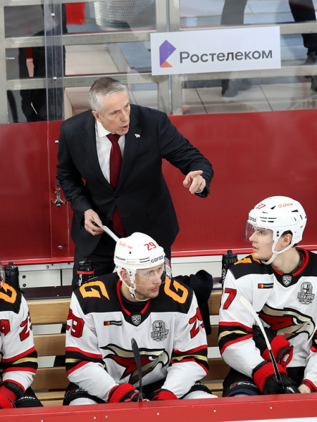 
        «У нас было много моментов, не удавалось их реализовать». Хохлачёв и Хартли после третьего матча серии с «Автомобилистом»
      