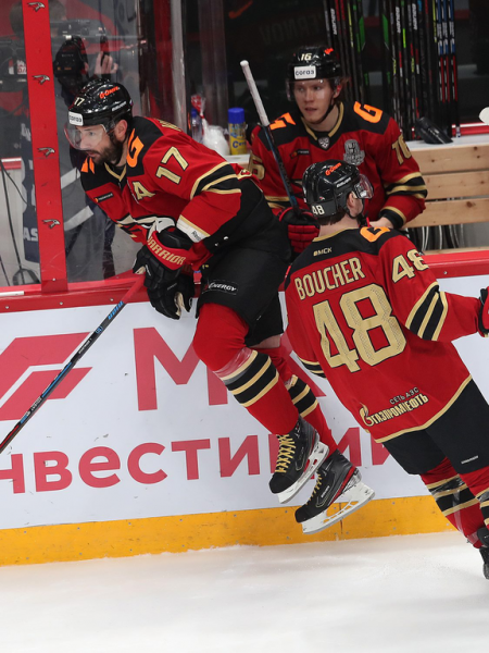 Хет-трик Найта выводит вперёд в серии! «Авангард» всухую победил «Магнитку» в пятом матче
Хет-трик Найта выводит вперёд в серии! «Авангард» всухую победил «Магнитку» в пятом матче