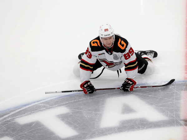 
        «Сухарь» Грубеца и три гола! «Авангард» победил «Металлург» в третьем матче серии
      