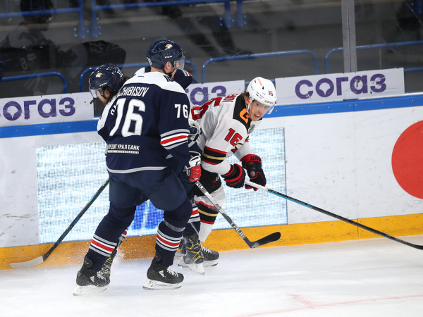 
        «Сухарь» Грубеца и три гола! «Авангард» победил «Металлург» в третьем матче серии
      