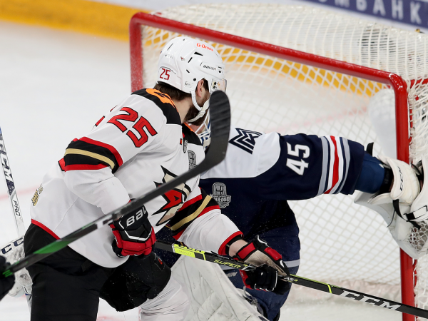 «Очень хорошо играли по системе, бились, блокировали броски». Комаров и Хартли после победы в третьем матче серии с «Металлургом»
«Очень хорошо играли по системе, бились, блокировали броски». Комаров и Хартли после победы в третьем матче серии с «Металлургом»