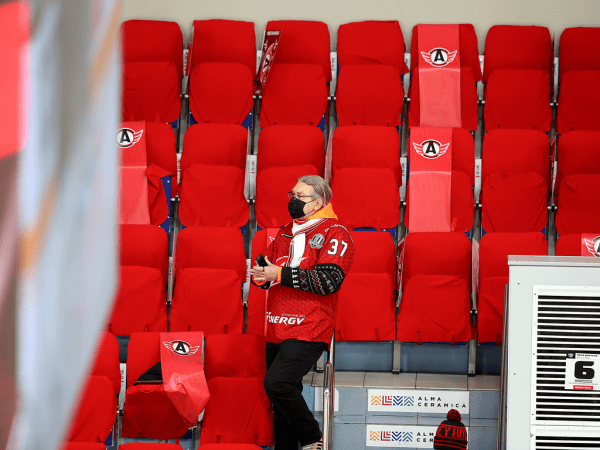 
        Решающий гол Белоусова за минуту до сирены. «Авангард» уступил «Автомобилисту» в третьем матче серии
      