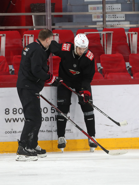 
        Заряжены на четвёртый матч | Алексей Емелин и Боб Хартли перед игрой (ВИДЕО+ФОТО)
      