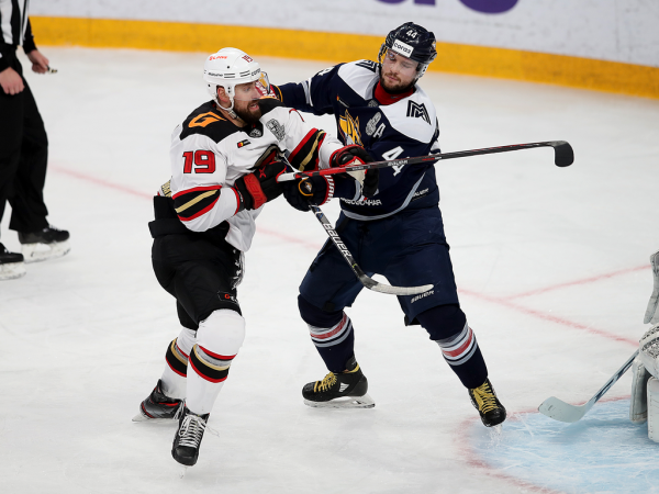 
        «Сухарь» Грубеца и три гола! «Авангард» победил «Металлург» в третьем матче серии
      