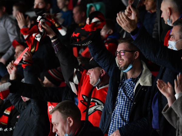 Хет-трик Найта выводит вперёд в серии! «Авангард» всухую победил «Магнитку» в пятом матче
Хет-трик Найта выводит вперёд в серии! «Авангард» всухую победил «Магнитку» в пятом матче