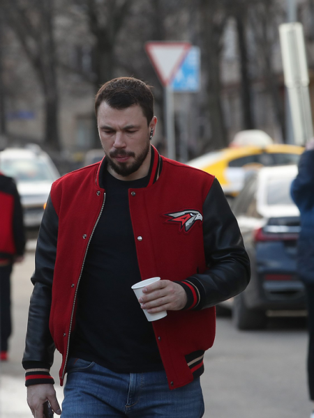 Хет-трик Найта выводит вперёд в серии! «Авангард» всухую победил «Магнитку» в пятом матче
Хет-трик Найта выводит вперёд в серии! «Авангард» всухую победил «Магнитку» в пятом матче